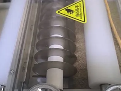 Máquina de corte para barras de frutos secos para un fabricante de snacks de Moldavia